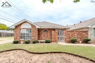 Building Photo - 3037 Cunningham Dr