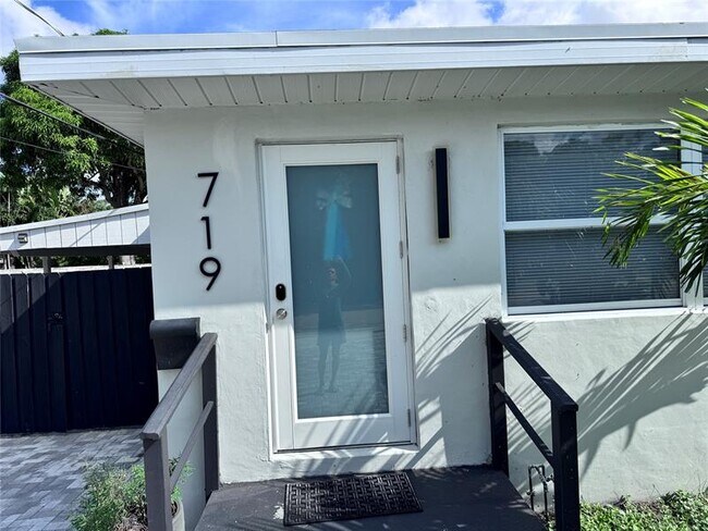 Foto del edificio - 719 NE 38th St