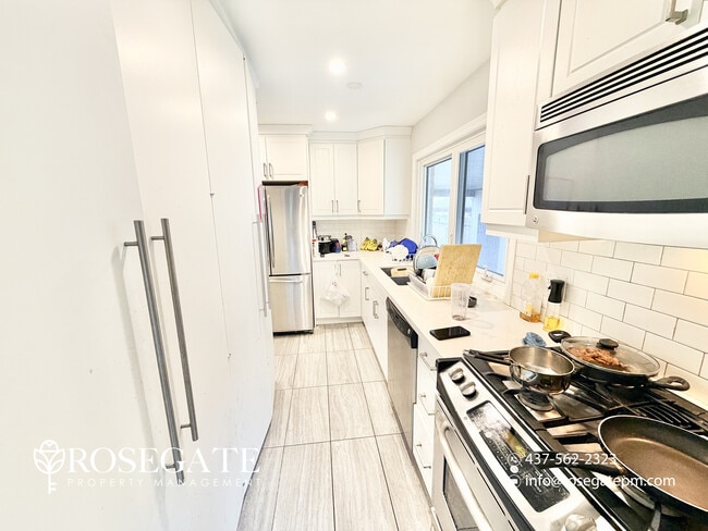 Photo du bâtiment - Charming 3-Bedroom Main-Level Home with Ba...