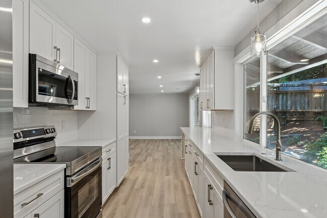Foto del edificio - Beautifully Remodeled One Level 3 Bedroom,...