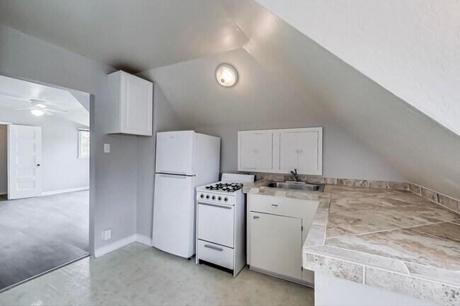 Building Photo - Beautiful Studio in Prime Palo Alto Location!