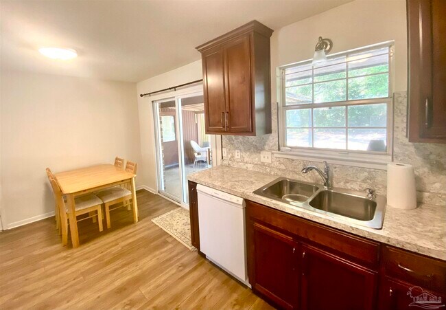 Foto del edificio - 1422 College Pkwy