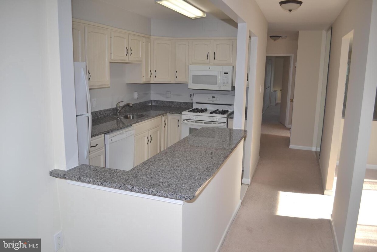 Primary Photo - 10320 Westlake Dr