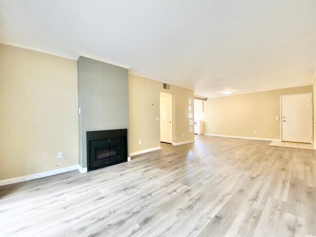 Building Photo - 10825 Blix St