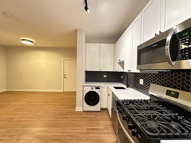 Building Photo - 659 W Wrightwood Ave