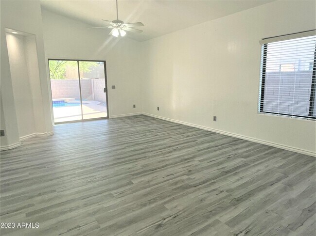 Foto del edificio - 5301 E Carol Ave
