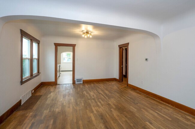 Building Photo - 4 Bedroom Craftsman Style House in Tacoma