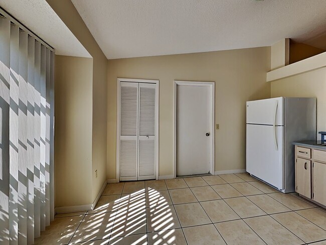 Building Photo - 2772 Sweet Springs St