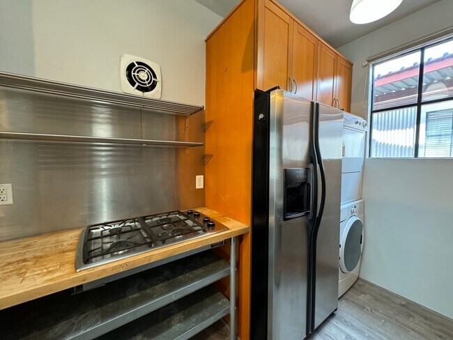 Building Photo - 2 Bedroom Downtown Apartment