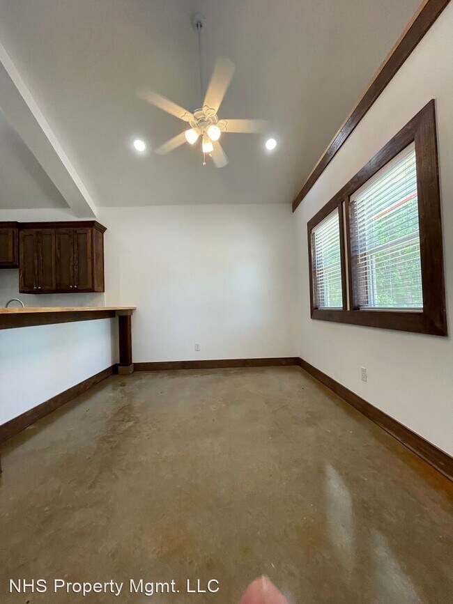 Building Photo - 2 br, 1 bath House - 1013 Deer Lane