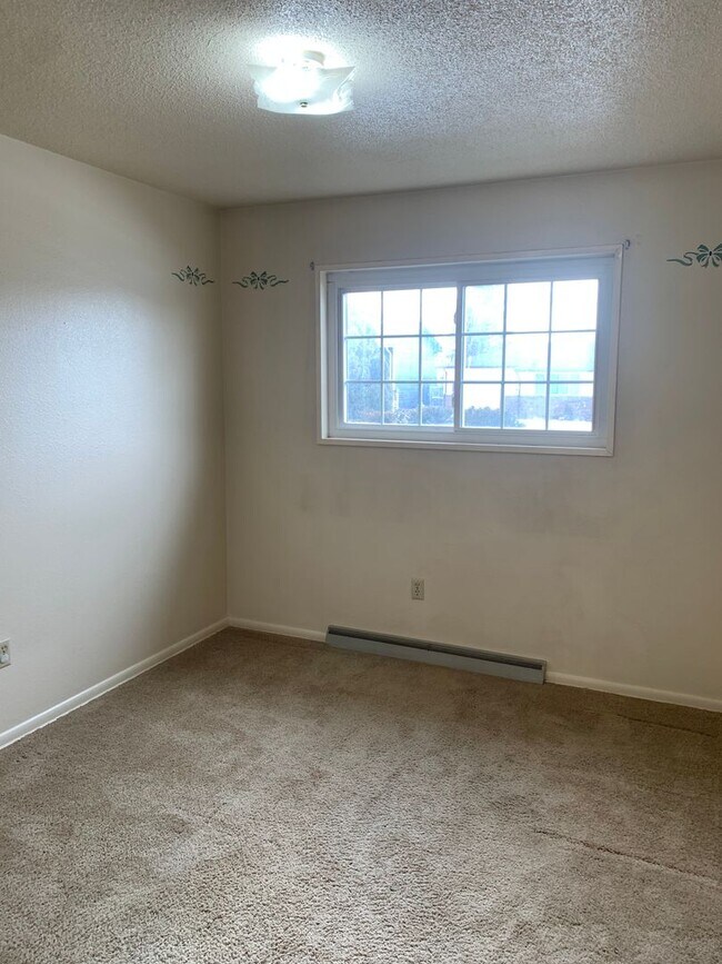 Foto del edificio - 3 BEDROOMS, PLUS BONUS ROOM, 2 BATHROOM, S...