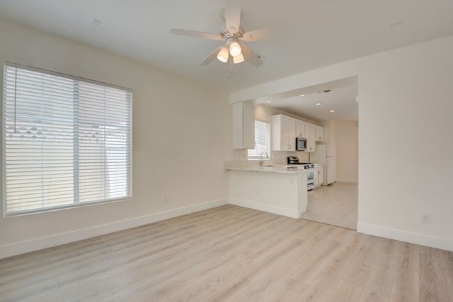 Building Photo - 2 Story 2 Bedroom Gated Community Amazing Location