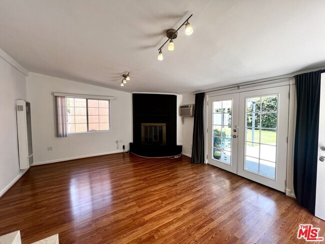 Building Photo - 364 N San Vicente Blvd