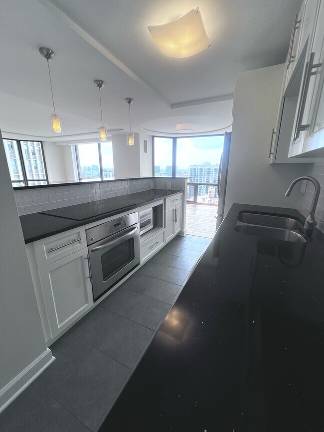 Foto del edificio - 2650 N Lakeview Ave