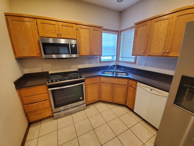Foto del edificio - Twin Home in Brooklyn Park - FOR RENT