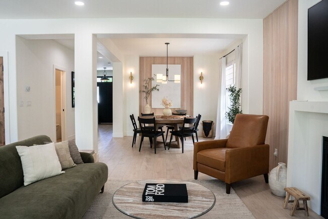 Building Photo - Newly Professionally Designed Home Westsid...