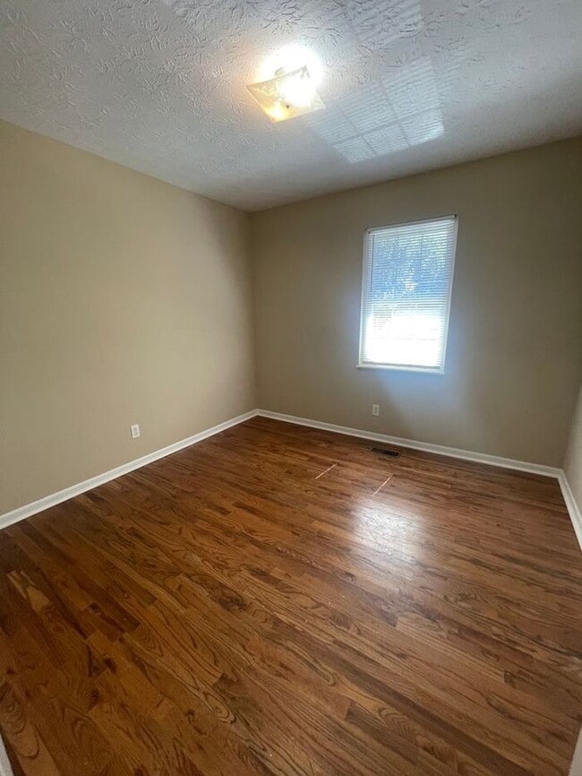 Building Photo - 3 bed, 2.5 bath, 2 car garage split foyer home in West Knoxville