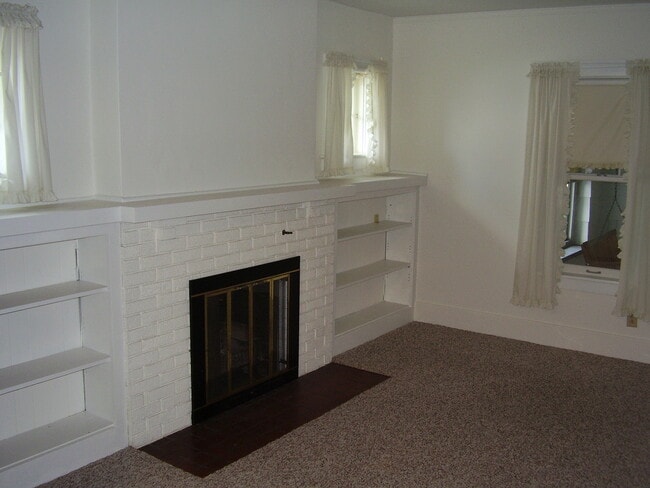 Building Photo - Great Location close to Clark Park!