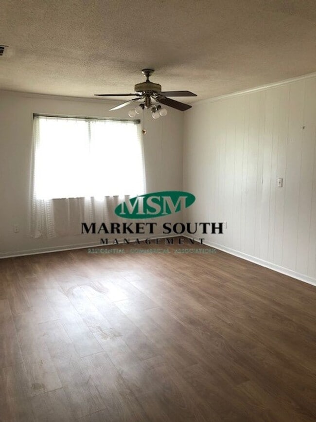 Building Photo - Convenient Southside Location