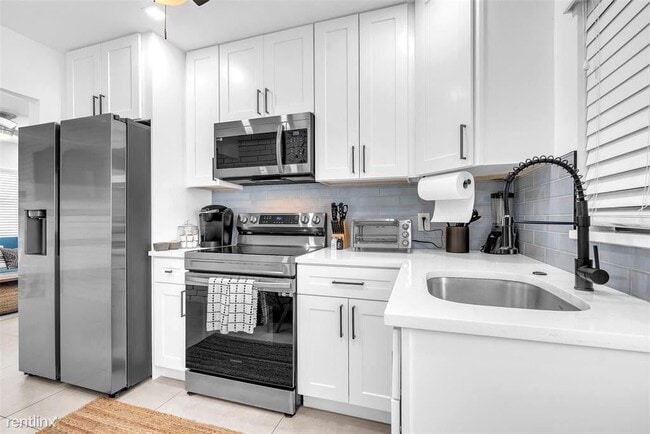 Building Photo - 4 br, 2 bath House - 217 NE 11th St # 217-219
