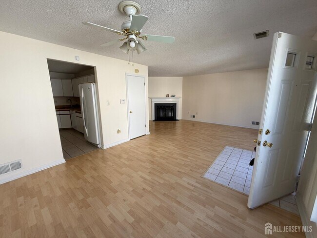 Building Photo - 207 Darwin Ln