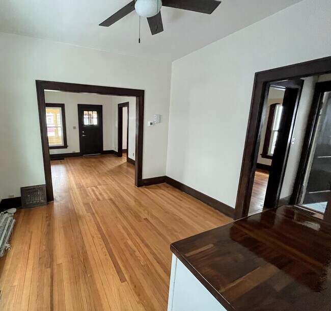 Building Photo - 2425 E Mifflin St
