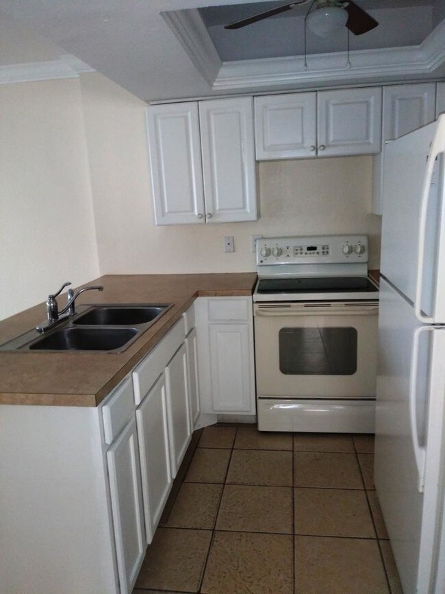 Building Photo - 2950 Royal Palm Ave