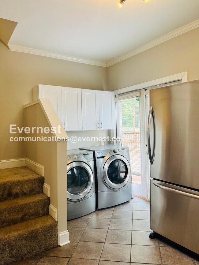 Building Photo - 2913 Davis Ave