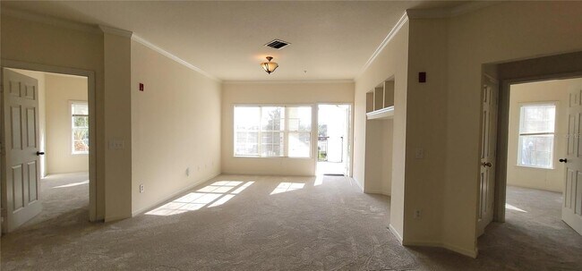Sala de estar con centro de entretenimiento empotrado. - 3707 Conroy Rd