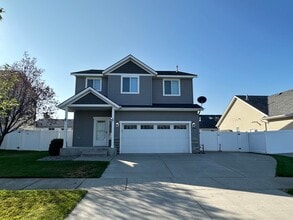 Building Photo - 1824 E Warbler Ln