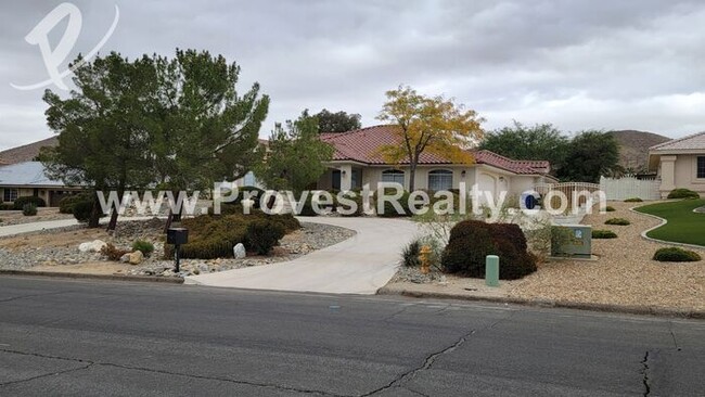 Building Photo - Apple Valley Pool Home With a View!!