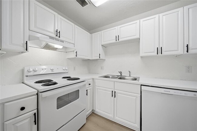 Building Photo - 13690 Orange Sunset Dr