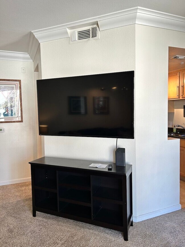 Building Photo - Bright & airy fully furnished condo at the...