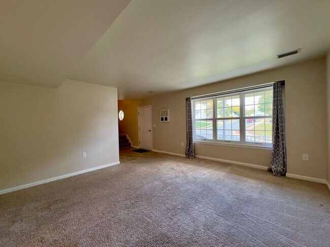 Building Photo - Charming 5 Bedroom/3.5 Bathroom Home in Ha...