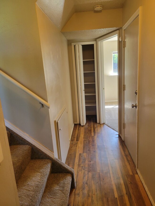 Building Photo - Single Family 3 bedroom, 1 bathroom - Avai...