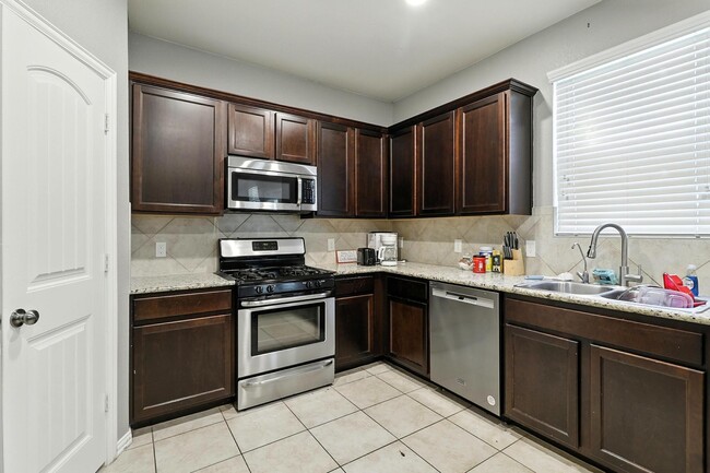 Building Photo - 1627 Northwood Springs Dr