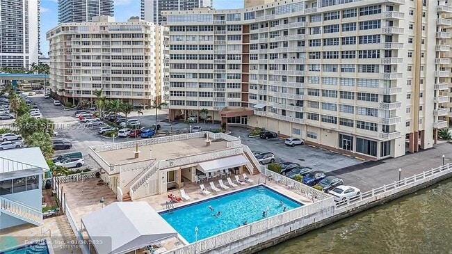 Building Photo - 1817 S Ocean Dr