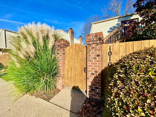 Foto del edificio - Spacious Condo One Mile to the Beach! One Living Level - Pet Friendly - Private Patio - Ready 05-...