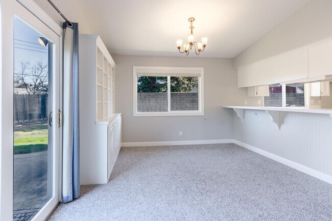 Foto del edificio - FOUR BEDROOM HOME ON A HUGE LOT SEE VIDEO