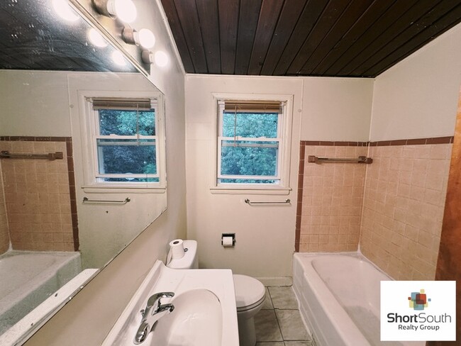 Building Photo - Spacious 2 Bed 1 Bath Townhome For-Rent on...
