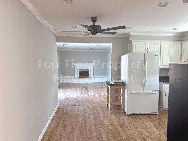 Foto del edificio - Charming 3 Bed, 2 Bath, 1,266 Sqft Concord House Available NOW For Lease!