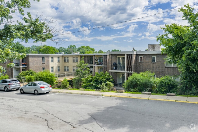4001 Greenridge Rd - Cordova Apartments