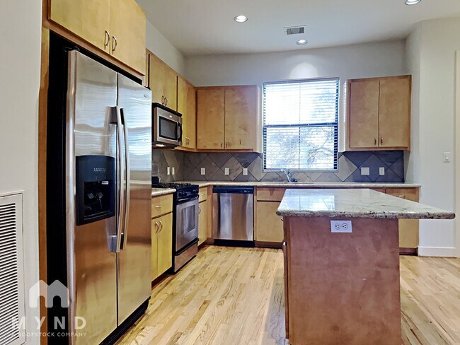 Foto del edificio - 2046 Tuam St