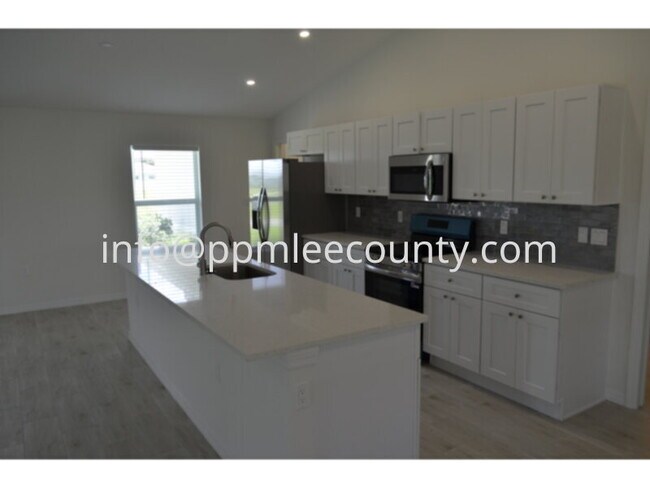 Foto del edificio - 4 Bedroom 3 Bathroom on Freshwater Canal!