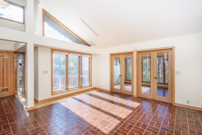 Building Photo - 1424 Bradford Dr