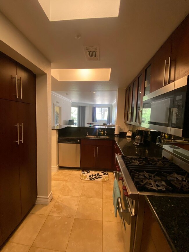 Building Photo - Lovely furnished 2 bedroom at The Meridian...