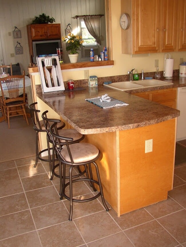 Kitchen Peninsula Breakfast Nook - 11 Gilbert St