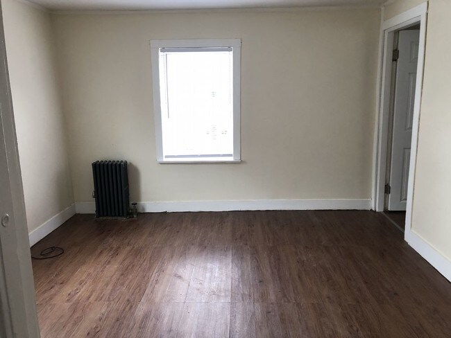 Building Photo - 3 bed unit for rent