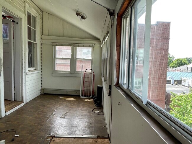 Building Photo - 136 Cushing St