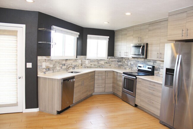 Building Photo - COME TOUR THIS BEAUTIFUL TOWNHOME. AVAILABLE NOW!